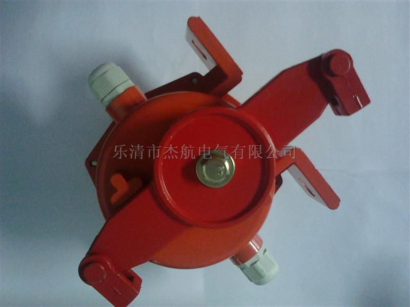 LXA-02GKH-T2-F，雙向拉繩開關，拉繩開關用于帶式輸送機發生事故時，能緊急停止輸送機的一種開關，當發生緊急事故或需要檢修而停機時，可于沿線任意位置拉動鋼絲繩，使輸送機停機。拉繩開關防護等級可達IP67,采用進口微動開關， “微動開關”達到100萬次，采用國際領先的國際結構避免了開關動作時傳動軸直接摩擦殼體或軸套，造成間隙增大，造成密封不嚴或卡死的情況，大幅延長拉繩開關使用壽命;傳動軸采不繡鋼材質強度高，表面光滑;殼體表面精工烤漆，不易脫落無異味;操作桿精鑄成型，避免焊接，內置銅質襯套，整體光潔強度高等等。雙向拉繩開關具有壽命長、靈活實用、安全可靠、檢修方便等特點。當維修人員沒有撒離或存在其它異常情況時，只要將雙向拉繩開關開關鎖定停機位置，就不用擔心膠帶機被誤啟動，維修人員的安全就有了保障。雙向拉繩開關表面經特殊處理后可用于酸、碘、鹽區域，鍍鎳表面用于強腐蝕區域。，安全開關
