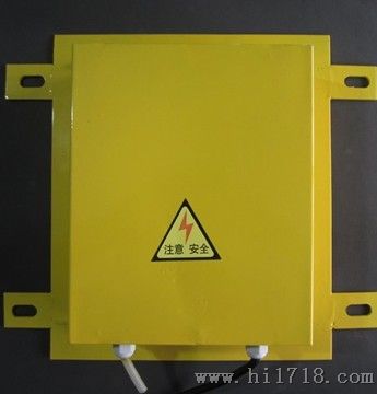 溜槽堵塞開關XLDS-Y，溜槽堵塞保護裝置工作原理，溜槽堵塞保護裝置采用門式結構，彈簧復位，安裝在溜槽側壁上。當物料在溜槽中造成堵塞時堆積的物料必定給溜槽側壁一個壓力，從而將本裝置的活動門向內推移。當活動門偏轉角度大于受控角度時，其控制開關動作，從而發出報警或停機信號。如將其接至振動器控制線路上，可實現輕度堵塞時不停機自動振打功能。堵塞故障排除后，活動門自動復位。，溜槽堵塞保護裝置